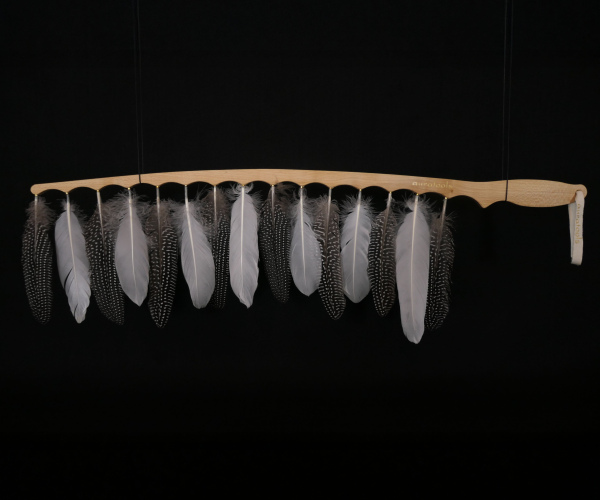 Großer Aurakamm mit Perlhuhn- und Gänsefedern (Ahorn)